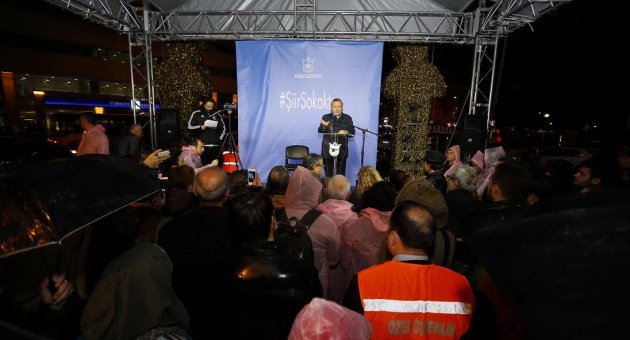 Yağmur altında şiir ziyafeti