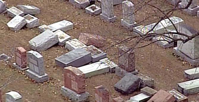 Yahudi Mezarlığına Saldırdılar