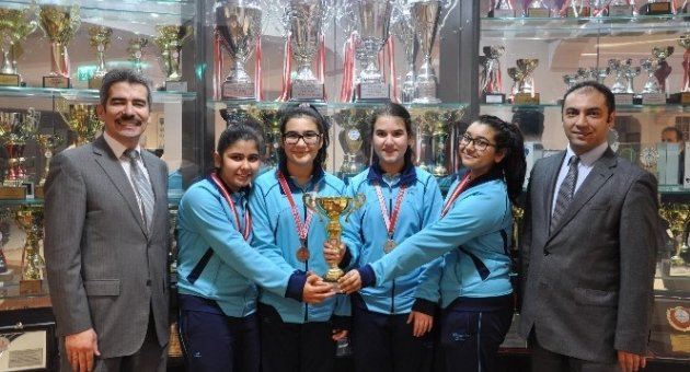 Yamanlar Kolejinin Kızları Satrançta Birinci Oldu