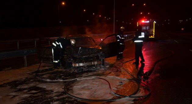 Yanan aracı otoyolda bırakıp ortadan kayboldular