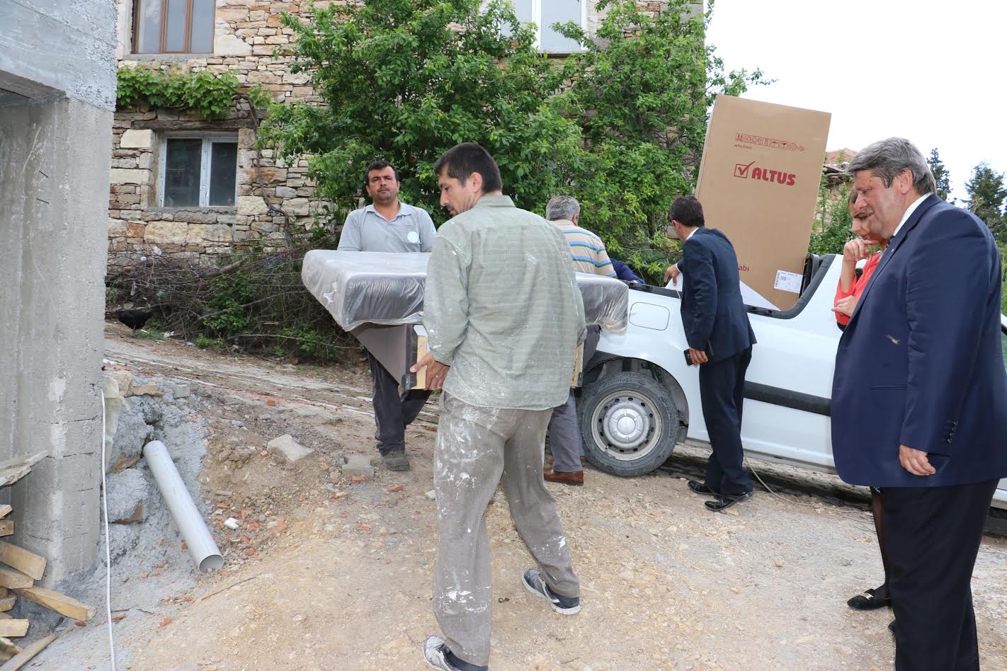 Yangında Zarar Gören Ailelere Büyükşehir Desteği