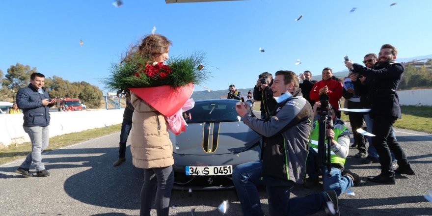 Yarış pistinde sürpriz evlenme teklifi
