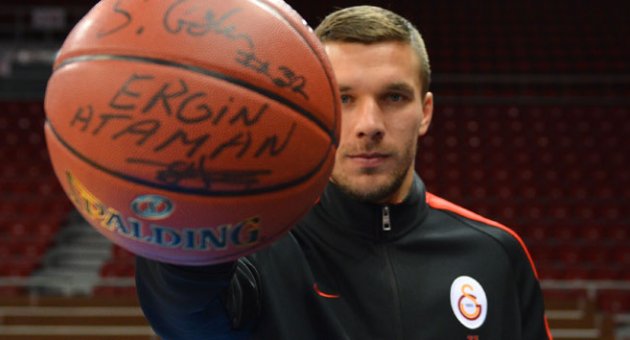 Yeşil sahadan parkeye geçti hünerlerini sergiledi