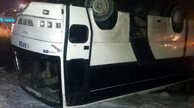 Yolcu midibüsü devrildi: 6 yaralı