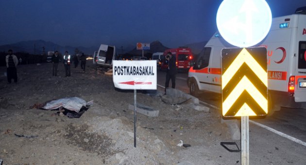 Yolcu minibüsü ile otomobil çarpıştı: 2 ölü, 3 yaralı