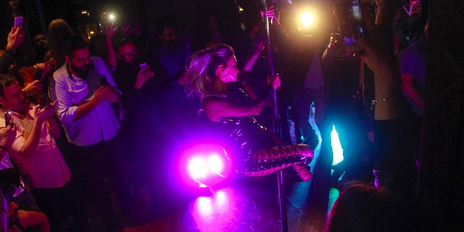 Yonca Evcimik'ten seksi direk dansı