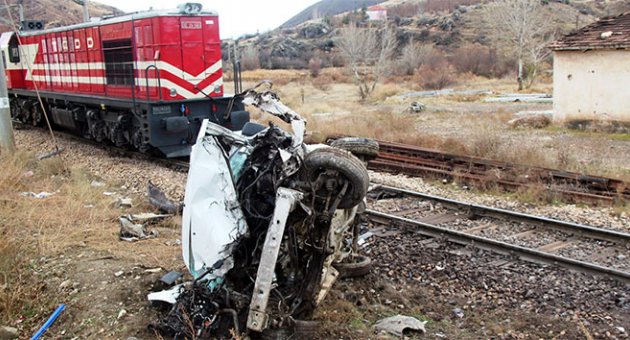 Yük treni otomobile çarptı: 1 yaralı