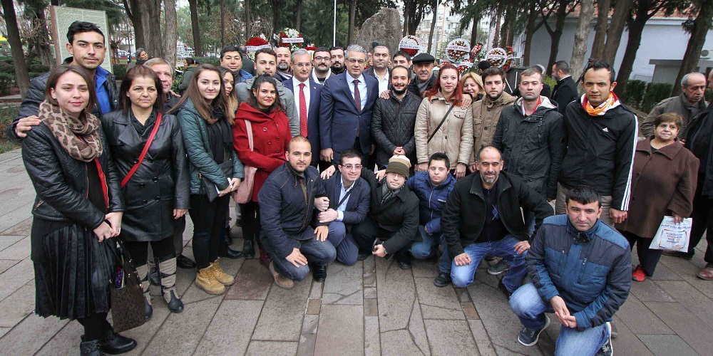 Zübeyde Hanım, Karşıyaka'da kabri başında anıldı