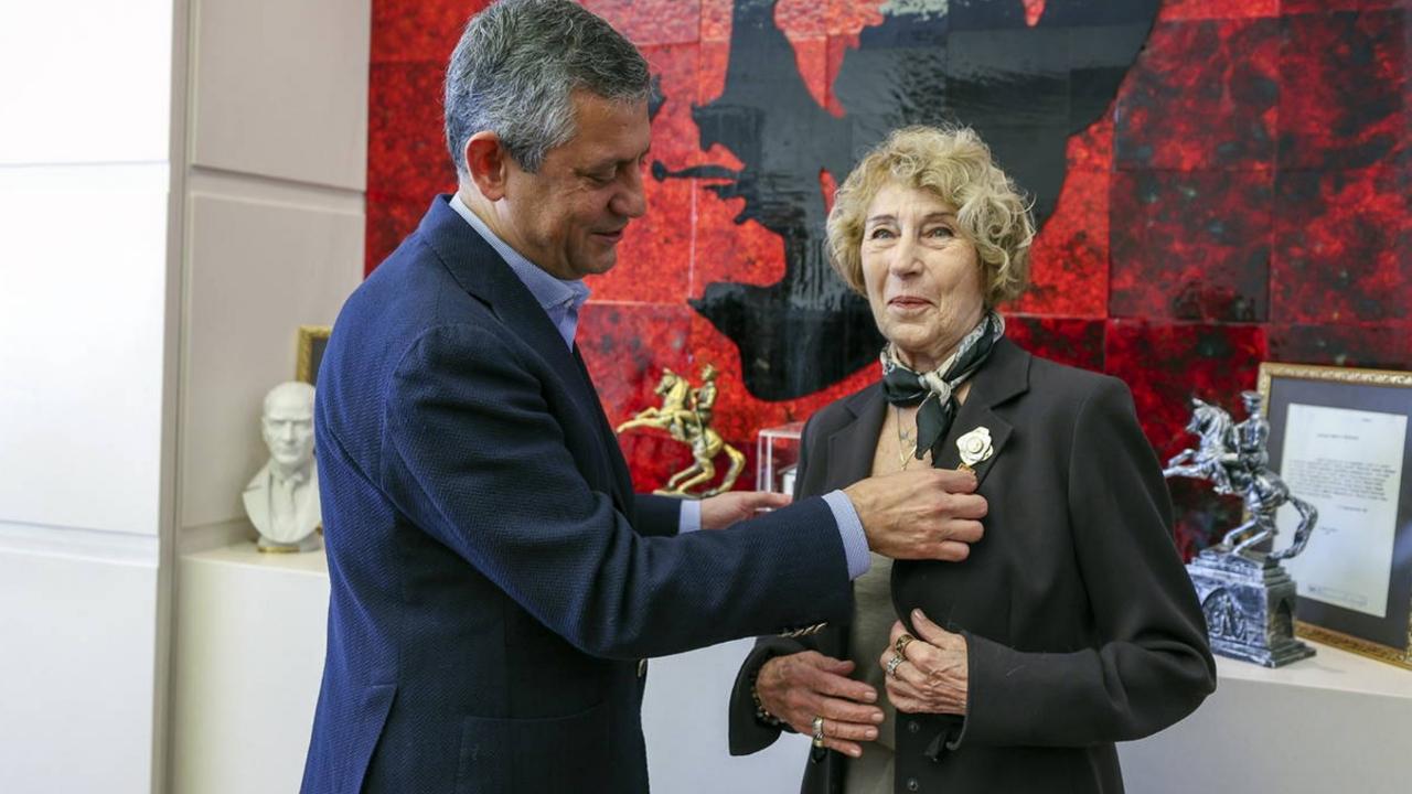 Ayşe Kulin, CHP saflarına katıldı