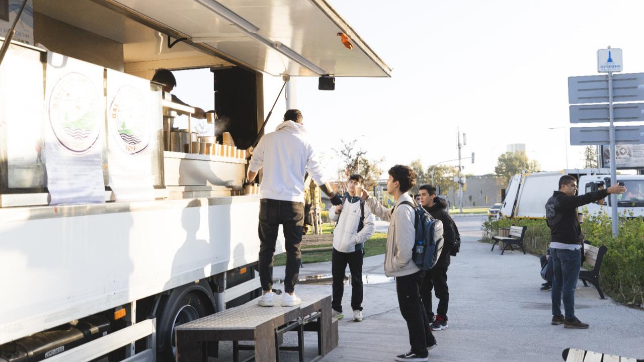 Balçova Belediyesi’nden Soğuk Havaların Gönül Isıtan Dokunuşu: Metro Durağında Çorba İkramı
