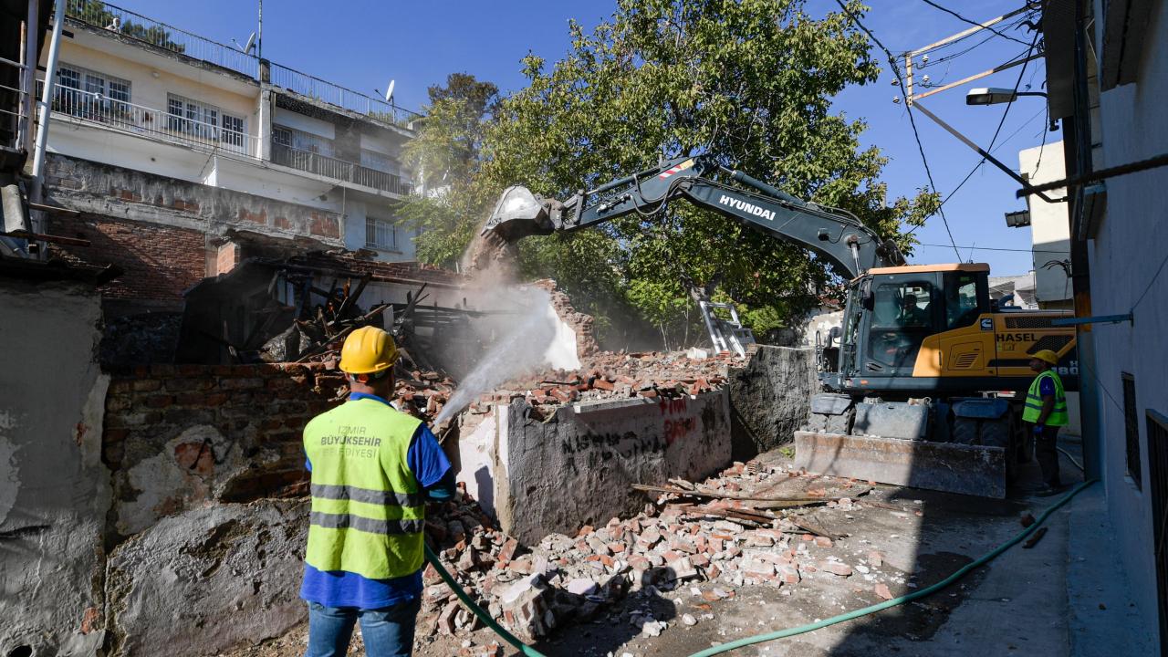 Ballıkuyu dönüşüm bölgesindeki metruk yapılar yıkılıyor
