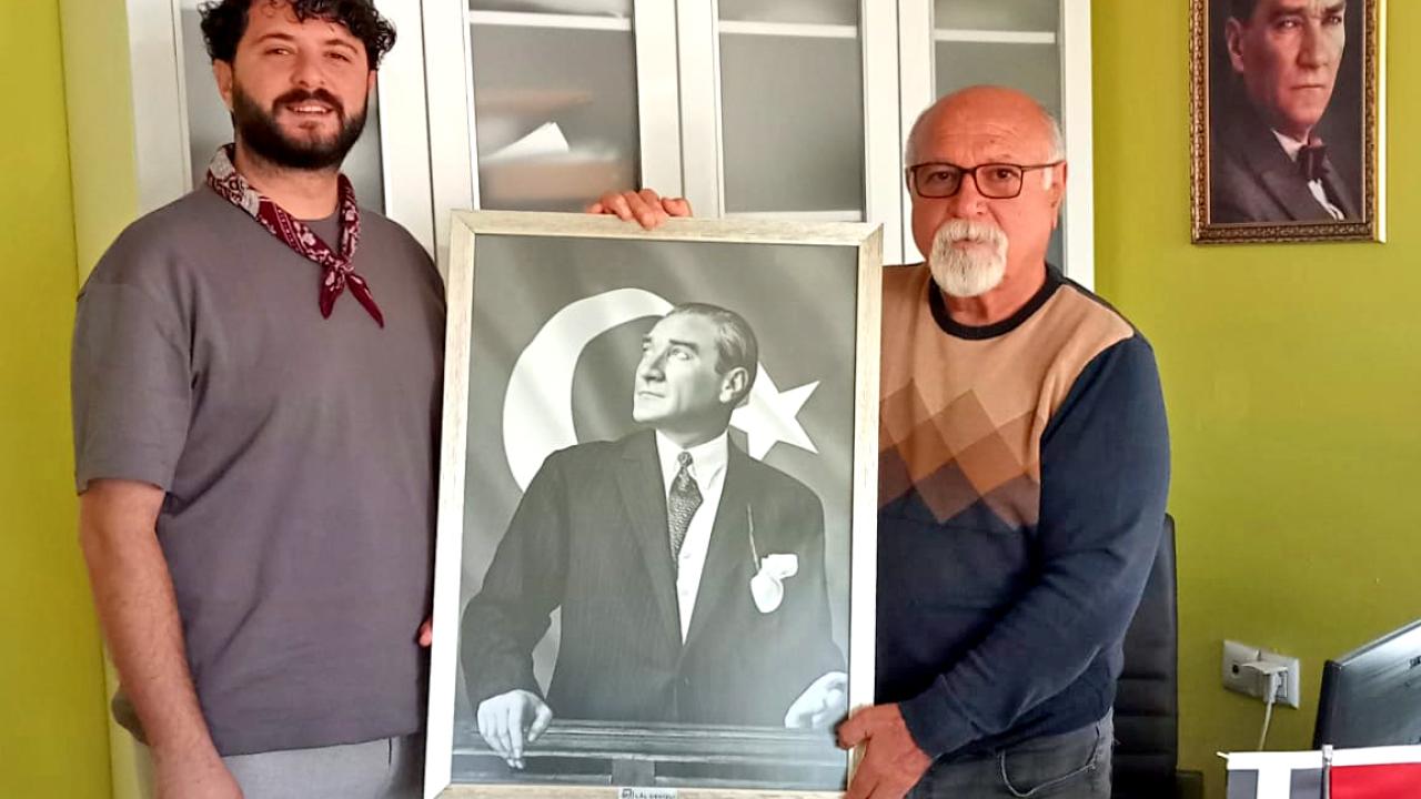 Başkan Lal Denizli’den Muhtarlara Anlamlı Hediye: Atatürk Portresi