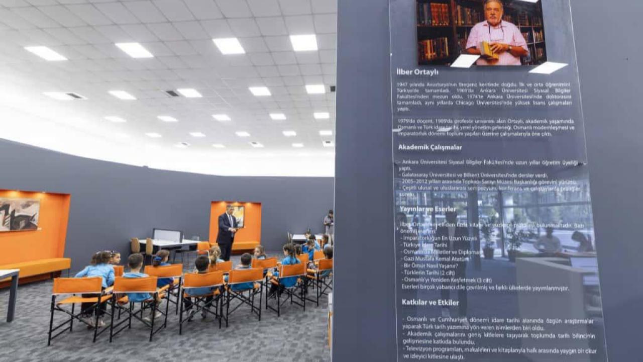 Başkan Tugay kütüphanede çocuklara hikaye okudu