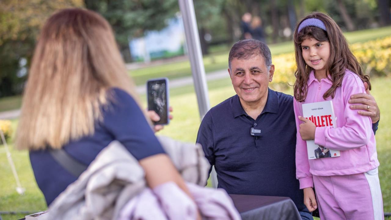 Başkan Tugay “Millete Emanet” kitabını İmamoğlu adına imzaladı “Biz buradayız, mücadeleye devam edeceğiz”