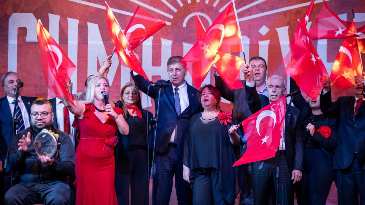 Başkan Tugay Selçuk Belevi Mahallesi'ndeki 29 Ekim kutlamalarına katıldı