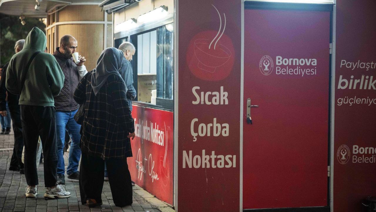 Bornova’da soğuk sabahlar sıcak çorbayla ısınıyor