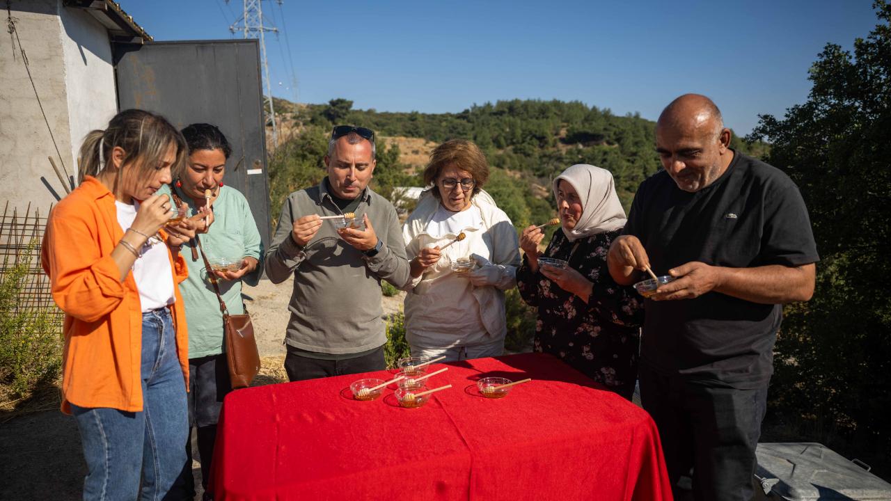 Bornova’da Tatlı Emek: Bal Hasadı Sevinci
