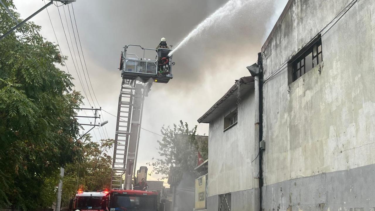 Bornova’daki depo yangınına hızlı müdahale