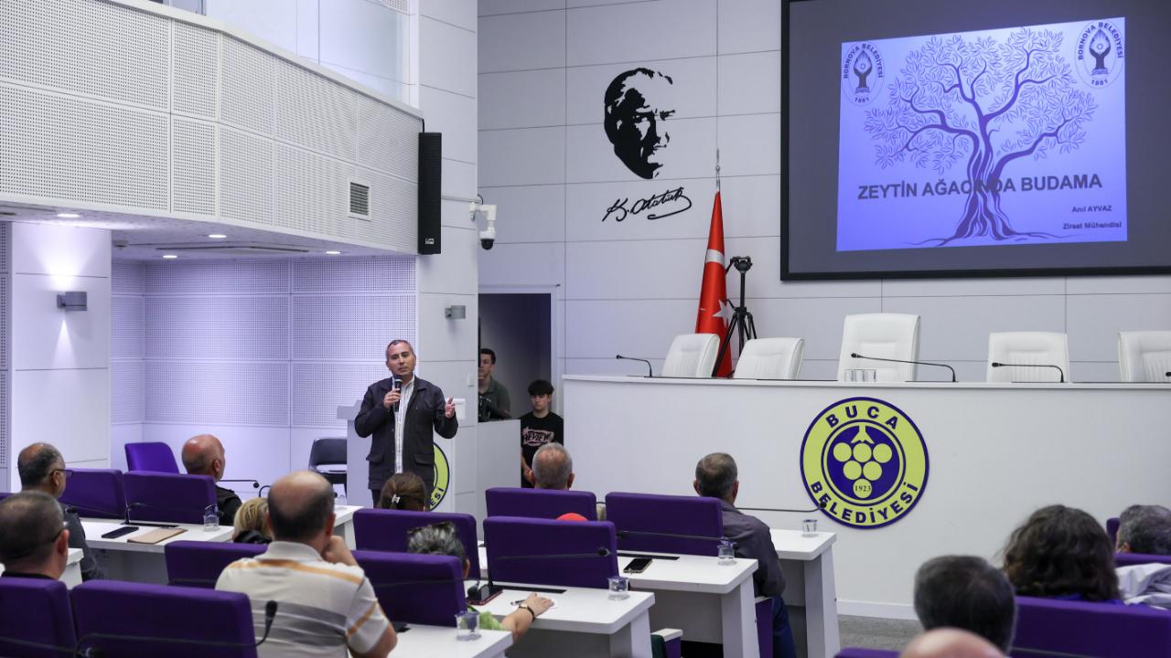 Buca Belediyesi’nden zeytin budama eğitimi