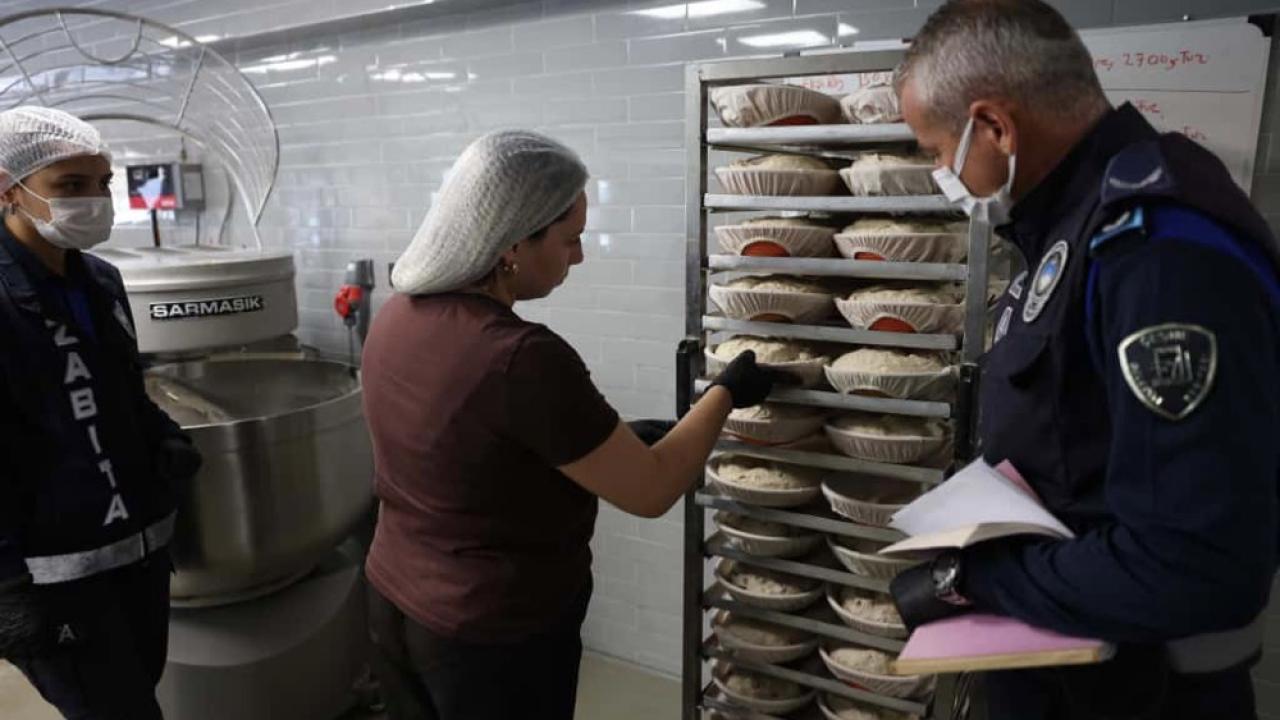 Çeşme Belediyesi Zabıta ekiplerinden fırınlara hijyen denetimi