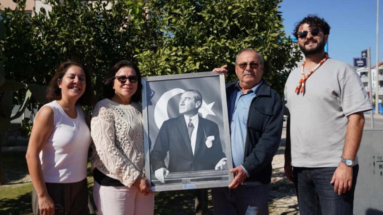 Çeşme Belediyesi’nden Muhtarlar Haftasında anlamlı hediye: Atatürk tablosu