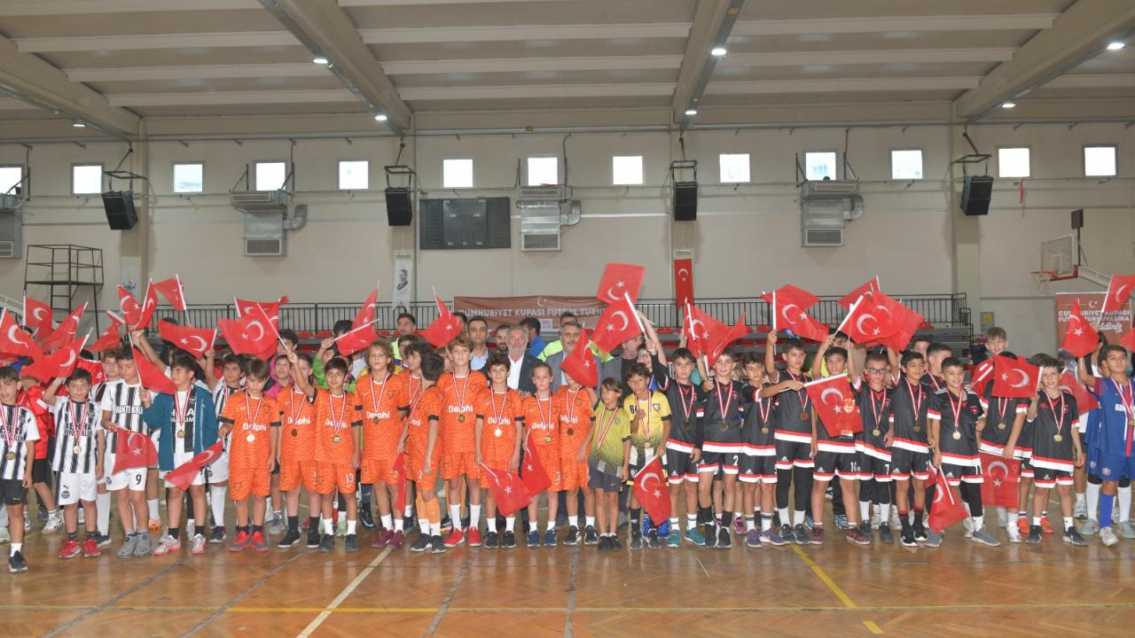 Çiğli’de Cumhuriyet Coşkusu Futsal Sahasında zirveye taşındı