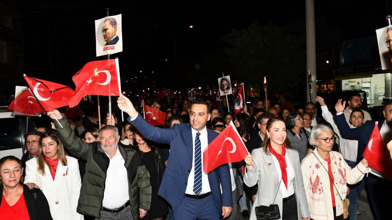 Çiğli’de “İstiklalden İstikbale Büyük Cumhuriyet Yürüyüşü ”ne yoğun katılım