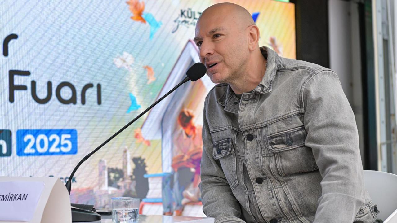 Demir Demirkan bu kez edebiyat sahnesinde hayranları ile buluştu