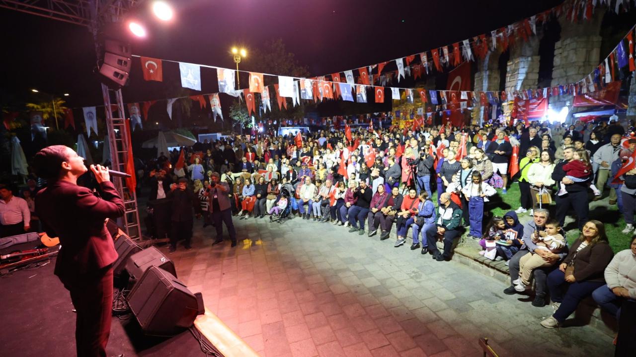 Efes Selçuk&#039;ta 29 Ekim gururu, Cumhuriyet coşkusu meydanlara taştı