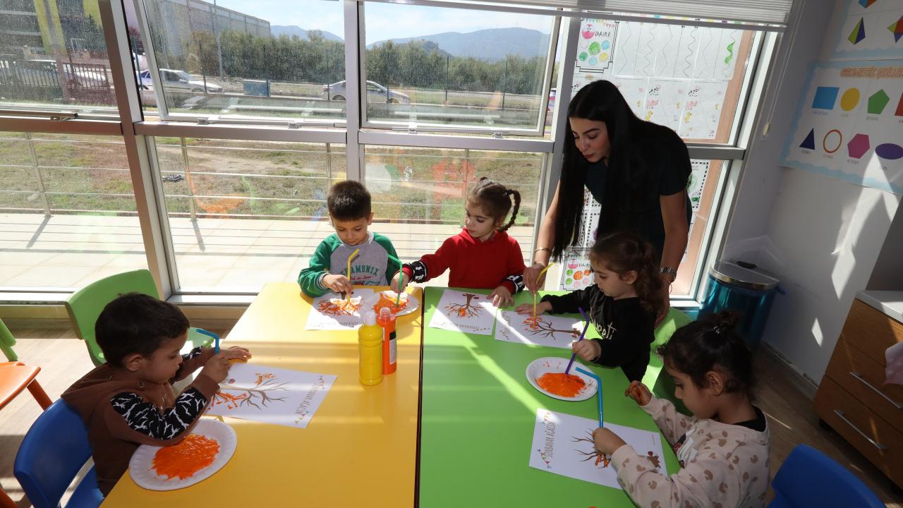 Efes Selçuk’ta tarım işçisi kadınların çocukları Deppo Efes Masal Evi’ne emanet