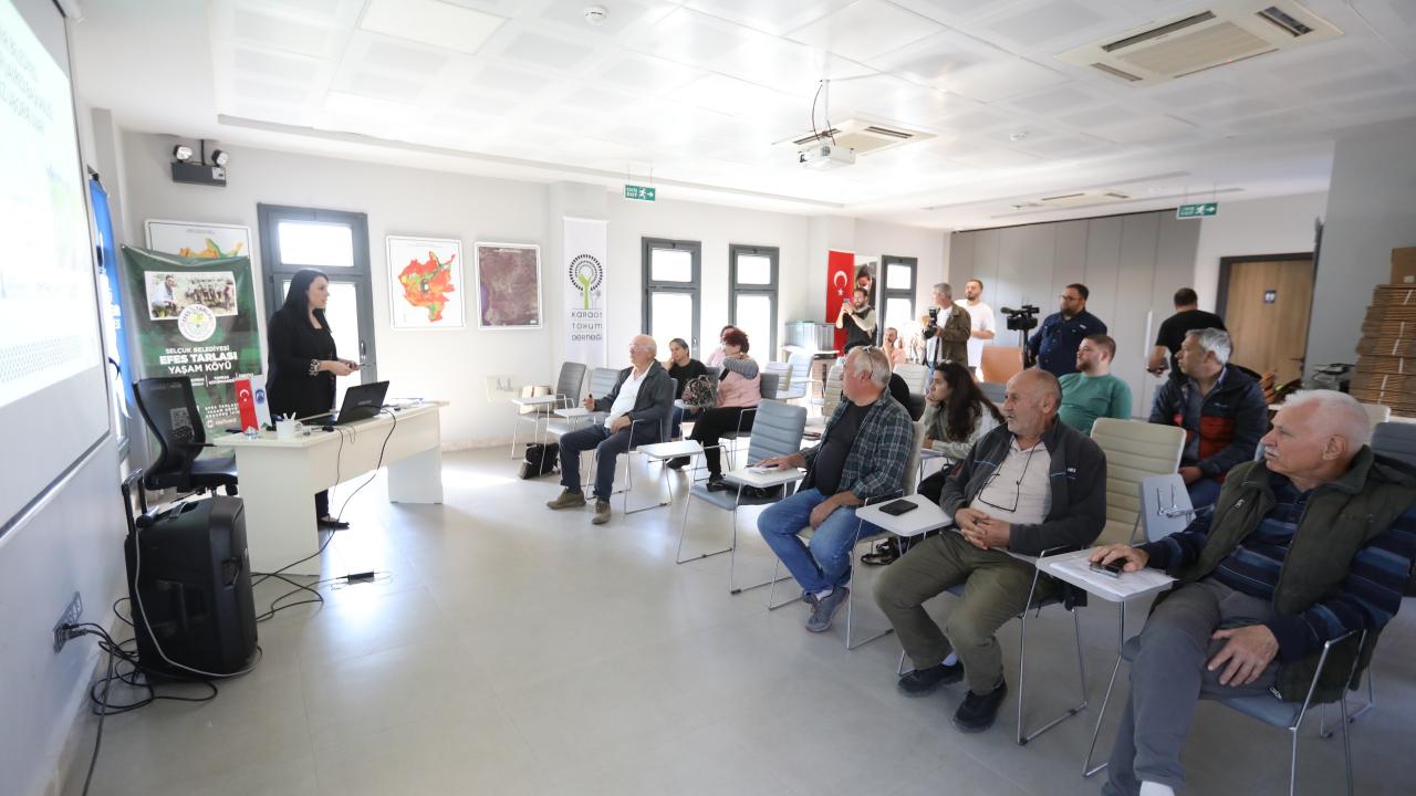 Efes Selçuk’ta üreticilere “Ücretsiz Toprak Analizi Eğitimi” verildi