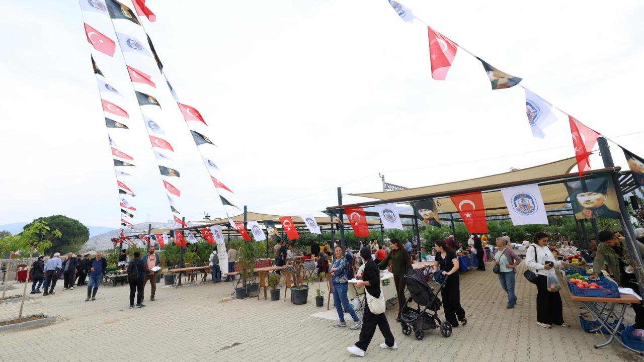 Efes Tarlası Yaşam Köyü’nde Üretici Pazarı açıldı