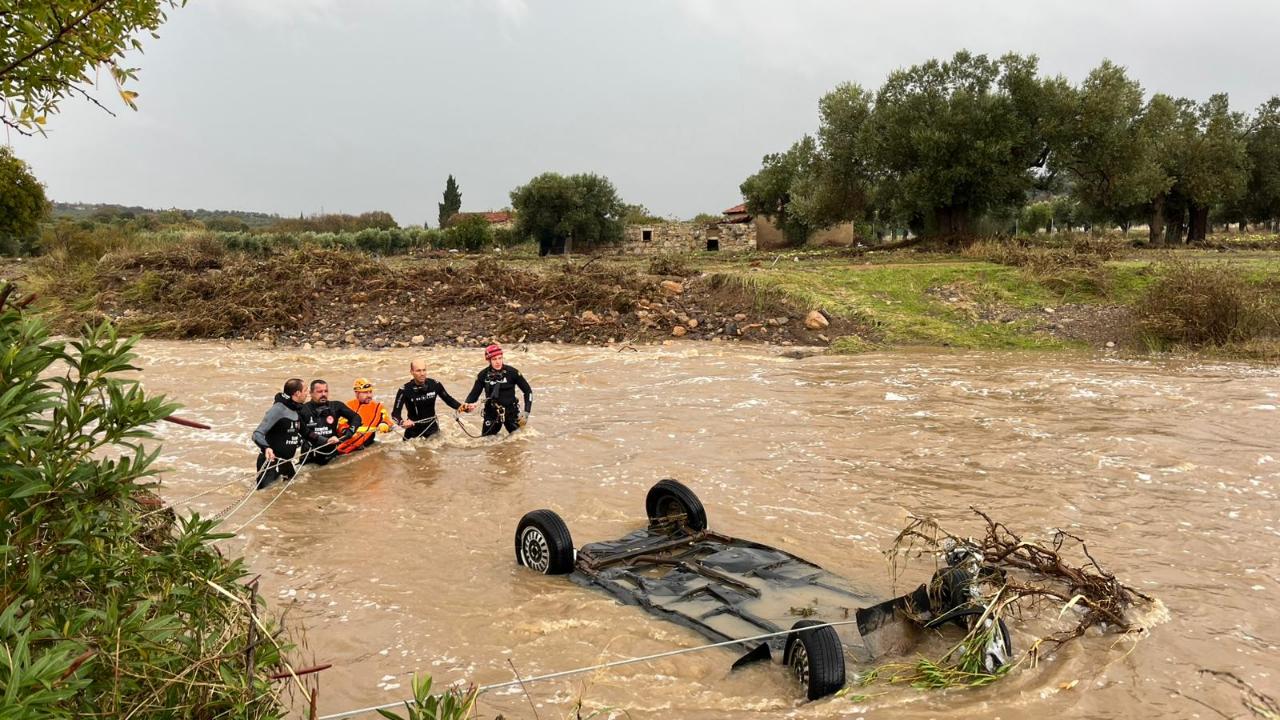 Foça’da yağış rekoru kırıldı, ekipler seferber oldu