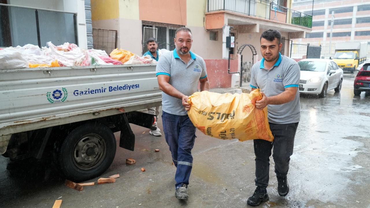 Gaziemir Belediyesi’nden yurttaşlara yakacak odun desteği