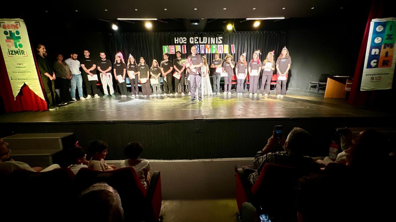 Genç İzmir’den tiyatroseverlere “Deli Bayramı” oyunu