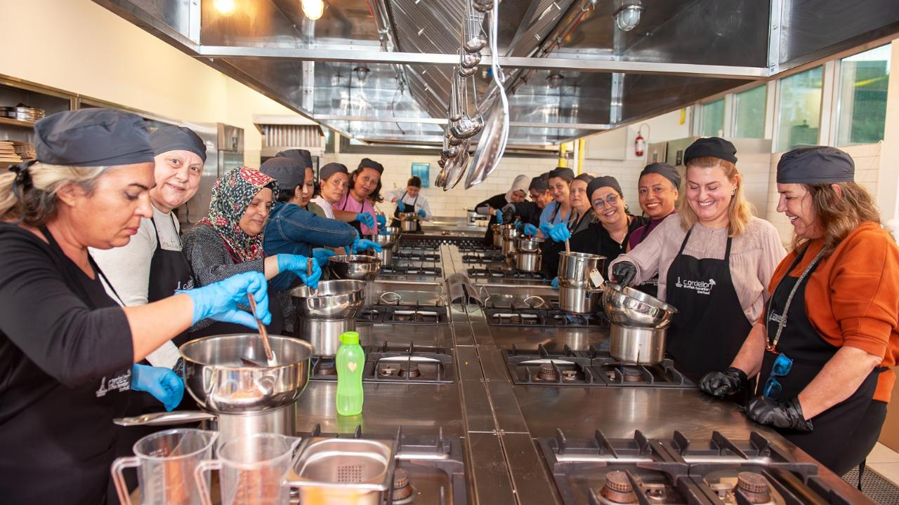 Gönüllü ellerden lösemili çocuklara tatlı hediye