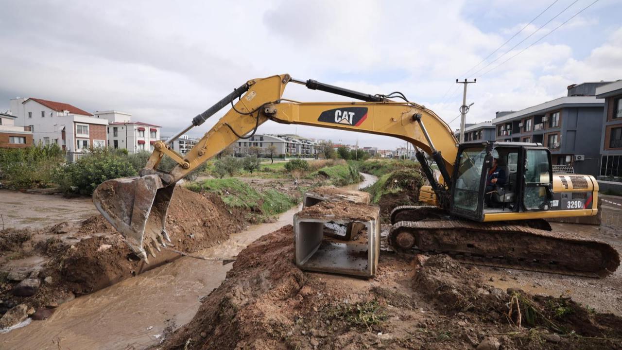 İzmir Büyükşehir Belediyesi ekipleri Bergama’da aşırı yağışlarla mücadele ediyor