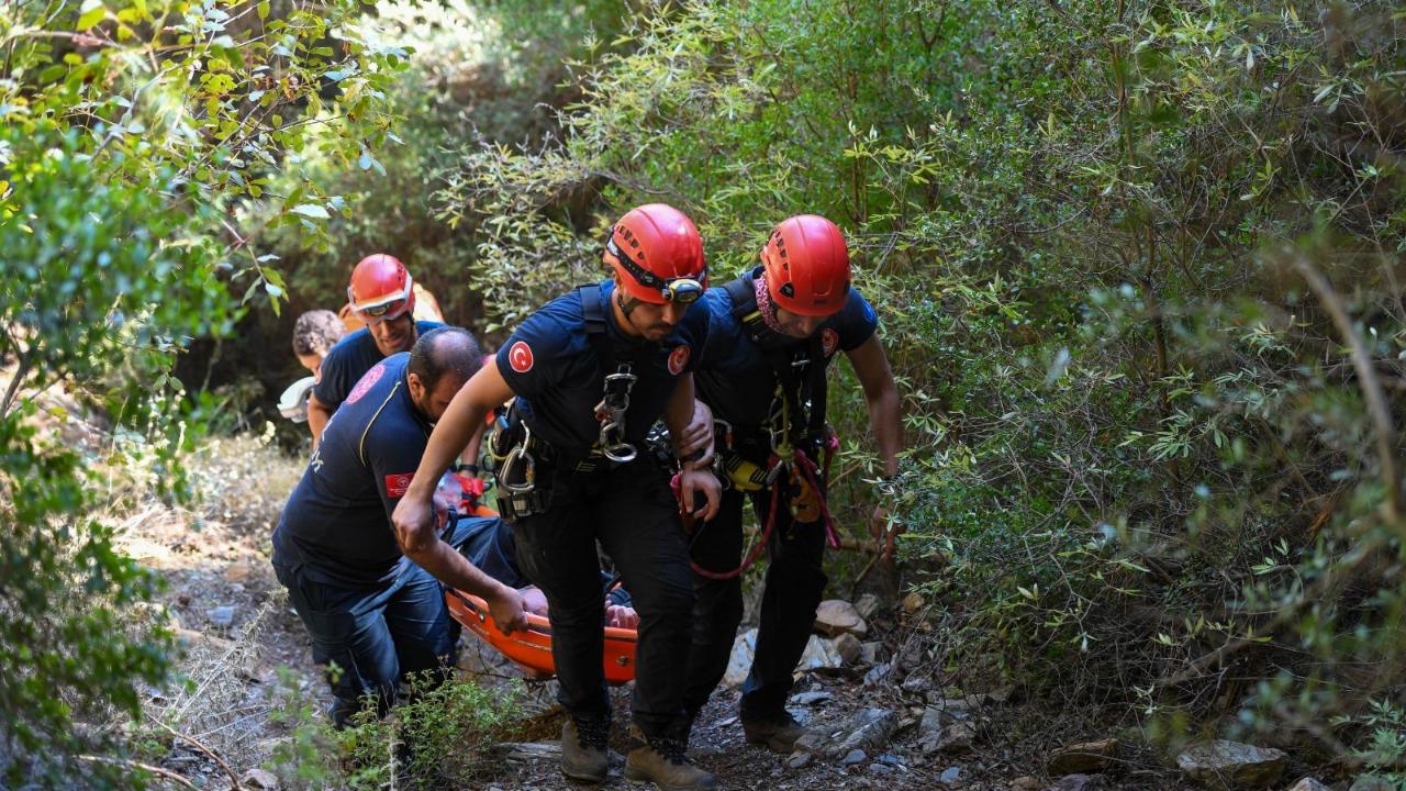 İzmir İtfaiyesi’nden Balçova Terapi Ormanları’nda kurtarma operasyonu