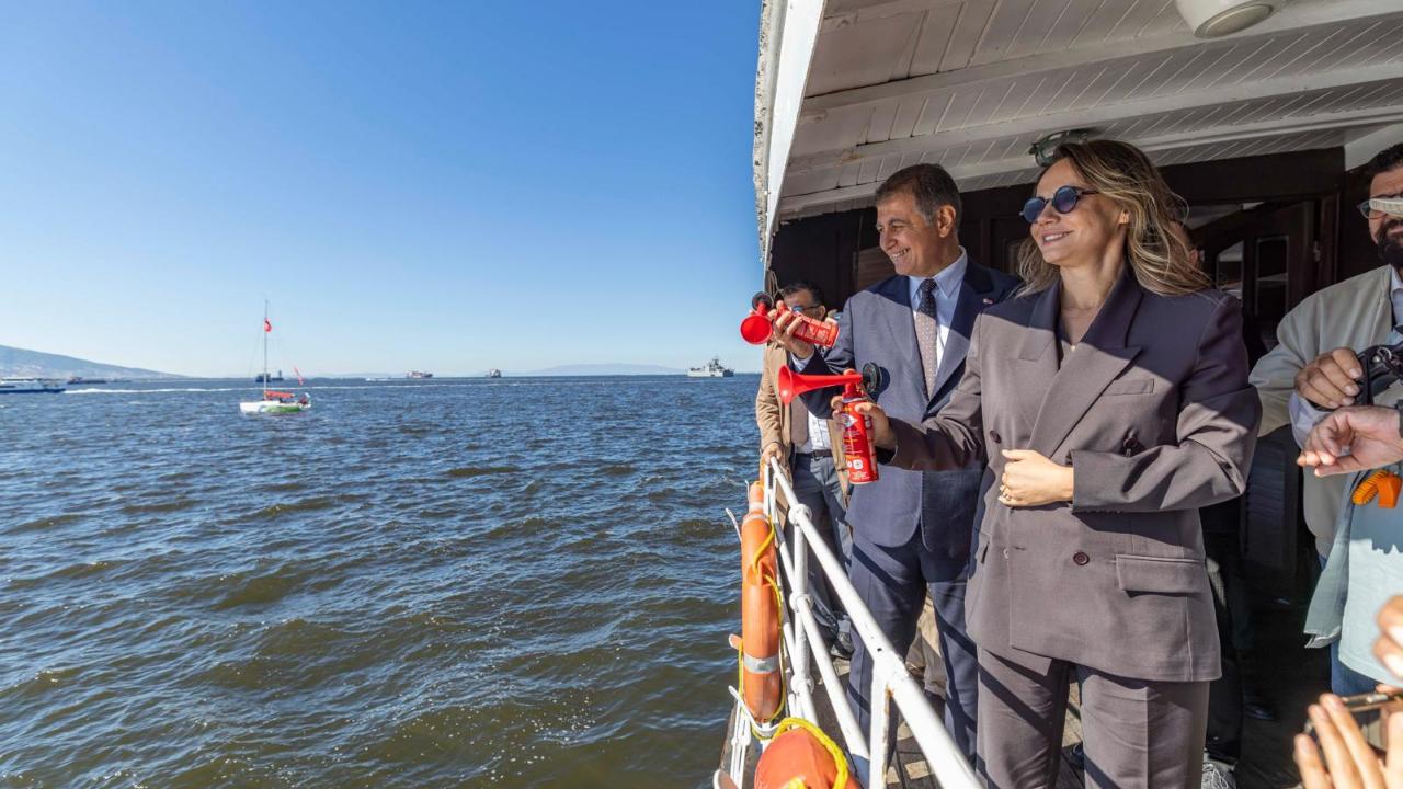 İzmir Körfezi’ndeki yat yarışlarının startını Başkan Tugay verdi