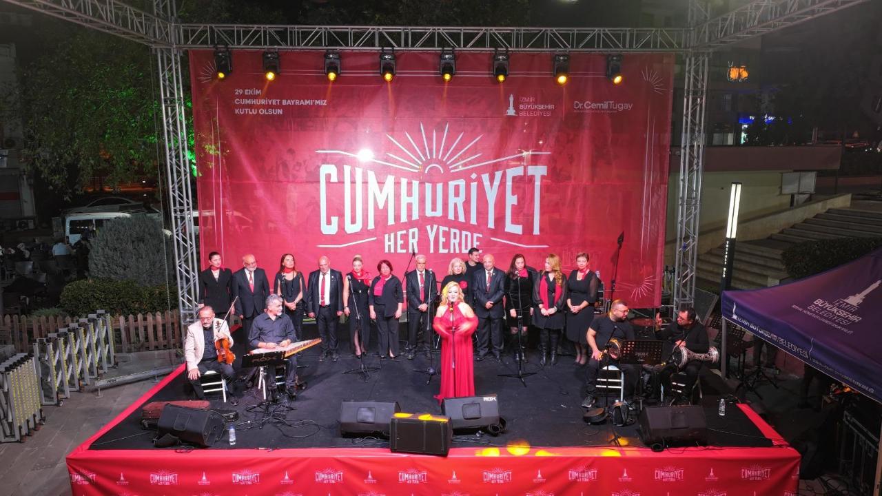 İzmir’de Cumhuriyet coşkusu başladı