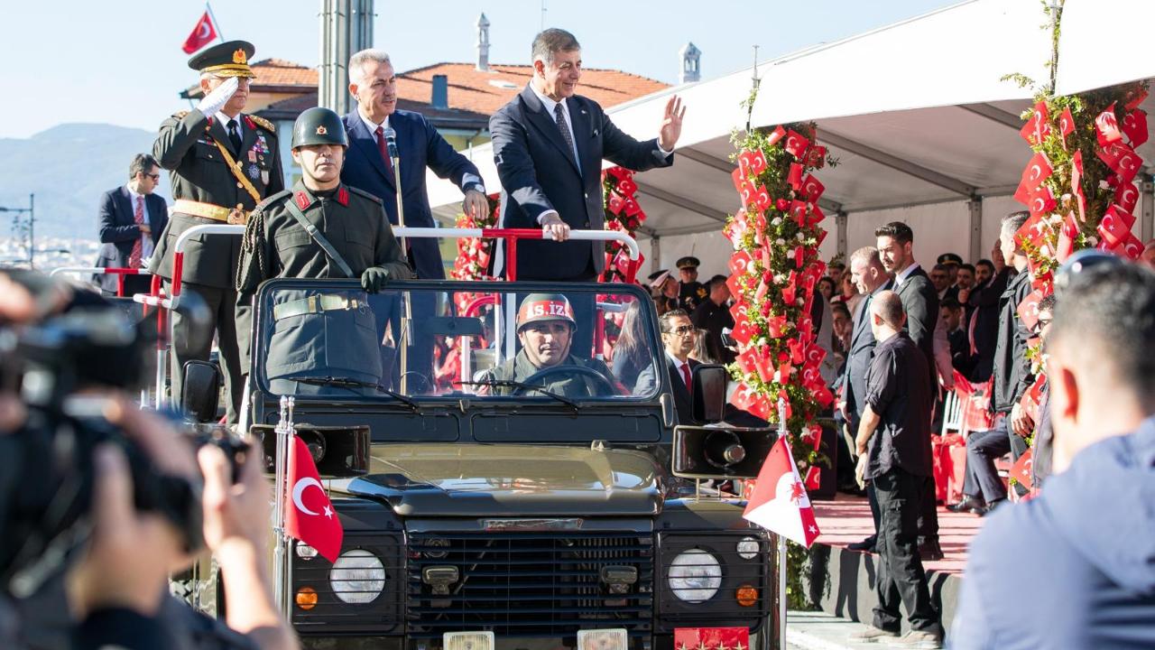 İzmirliler Cumhuriyet Bayramı'nı coşkuyla kutluyor
