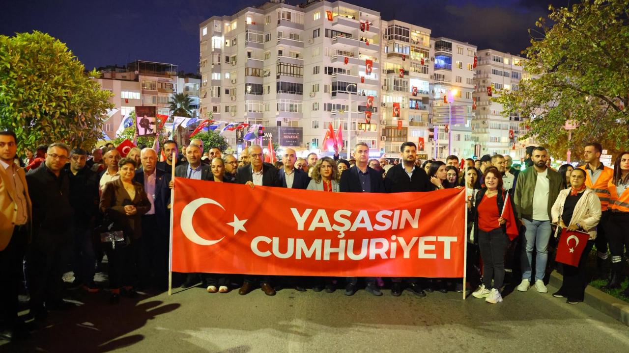 Karabağlar ’da Coşkulu Cumhuriyet Korteji