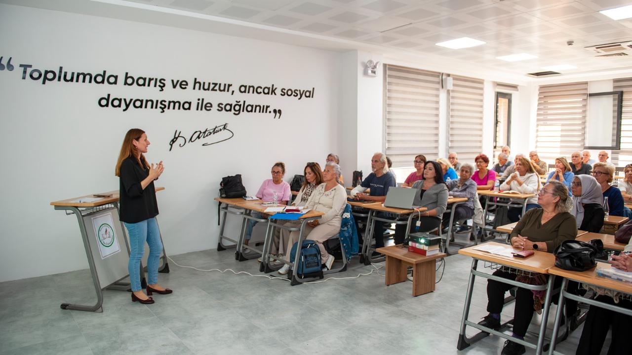 Karşıyaka’nın 3. Yaş Üniversitesi’nde ders zili çaldı!