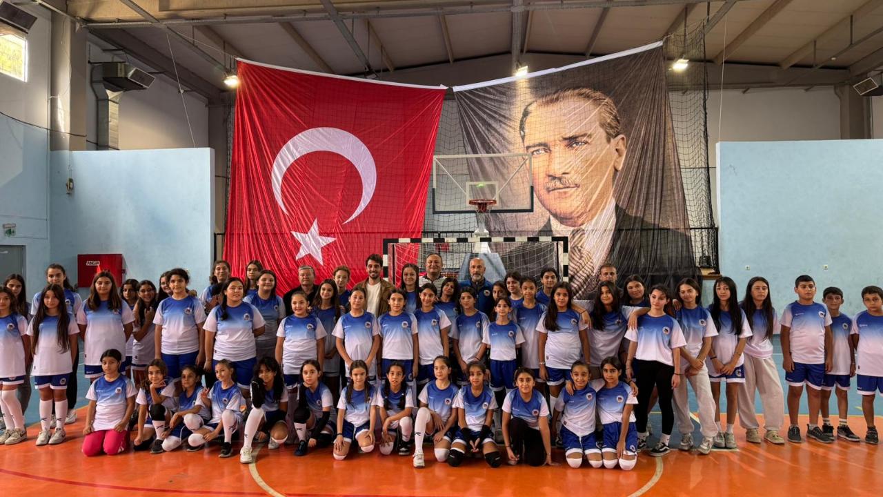 Kemalpaşa Belediyesi 1800 spor malzemesi dağıttı