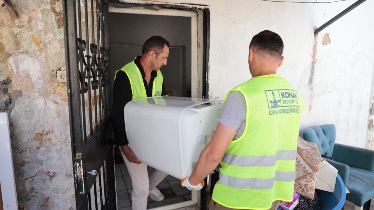 Konak’ta ‘Evden Eve Dayanışma’ devam ediyor