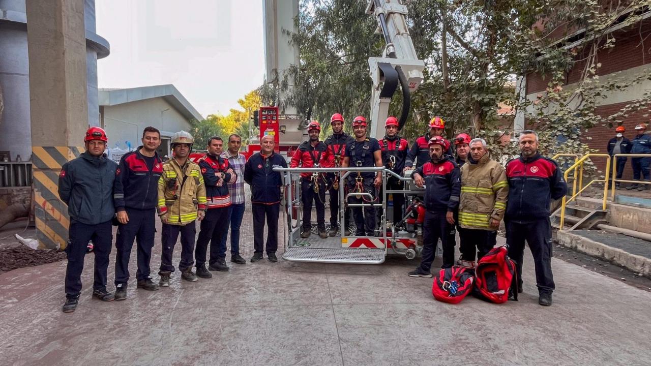 Mahsur kalan işçilere 90 metrelik merdivenle ulaştılar