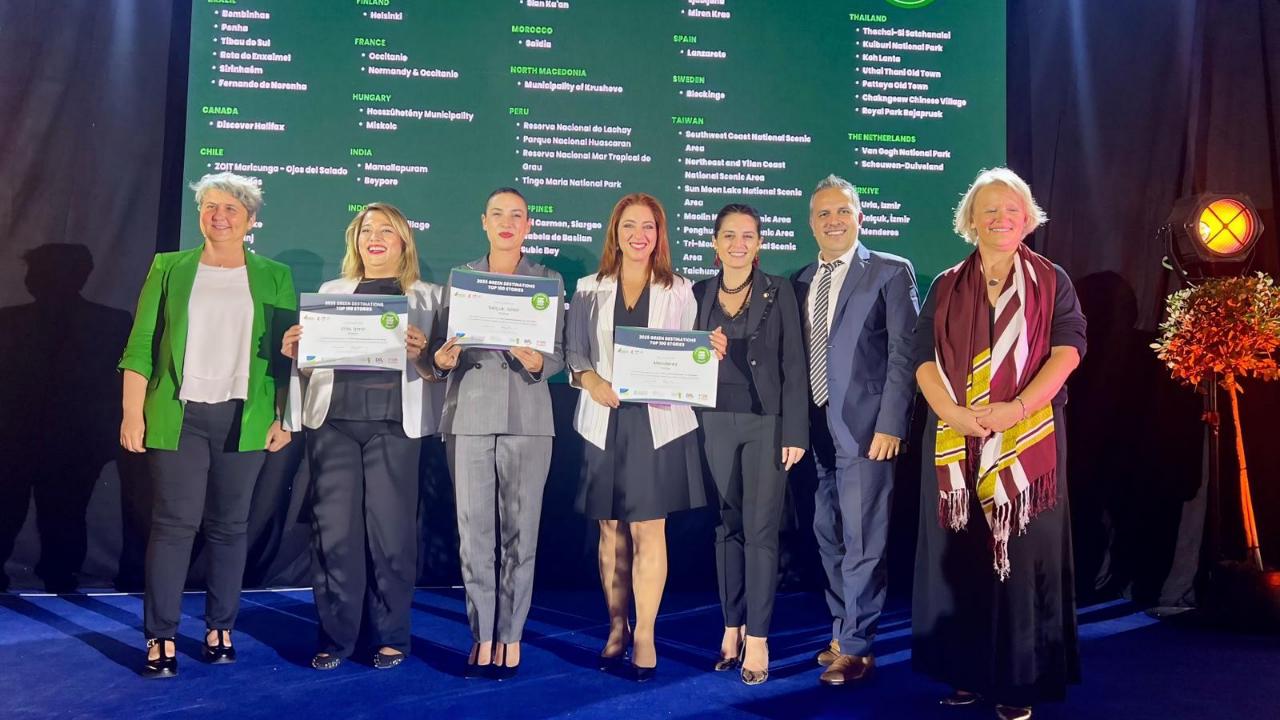 Menderes’e Fransa’da Büyük Onur