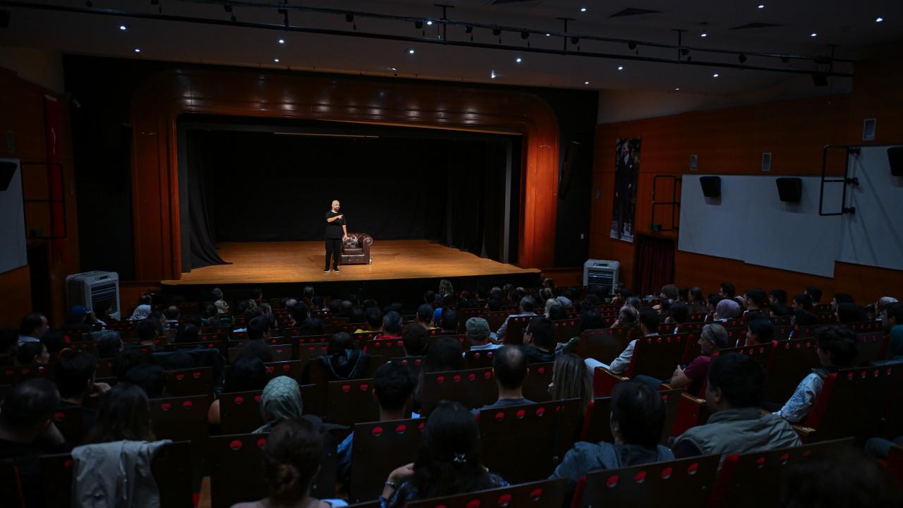 Tahsin Hasoğlu’ndan İZKİTAP’ta kahkaha dolu gece