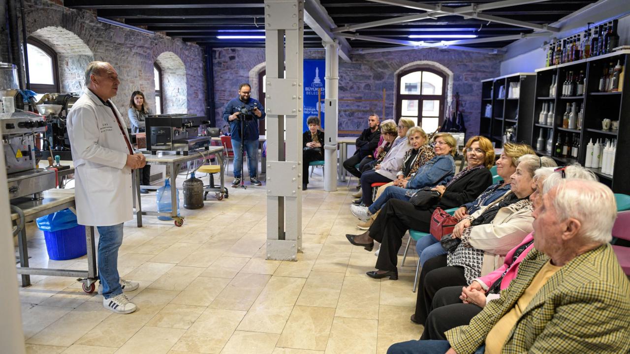 Torunlara kahve sözü: İleri yaş baristalar iş başında