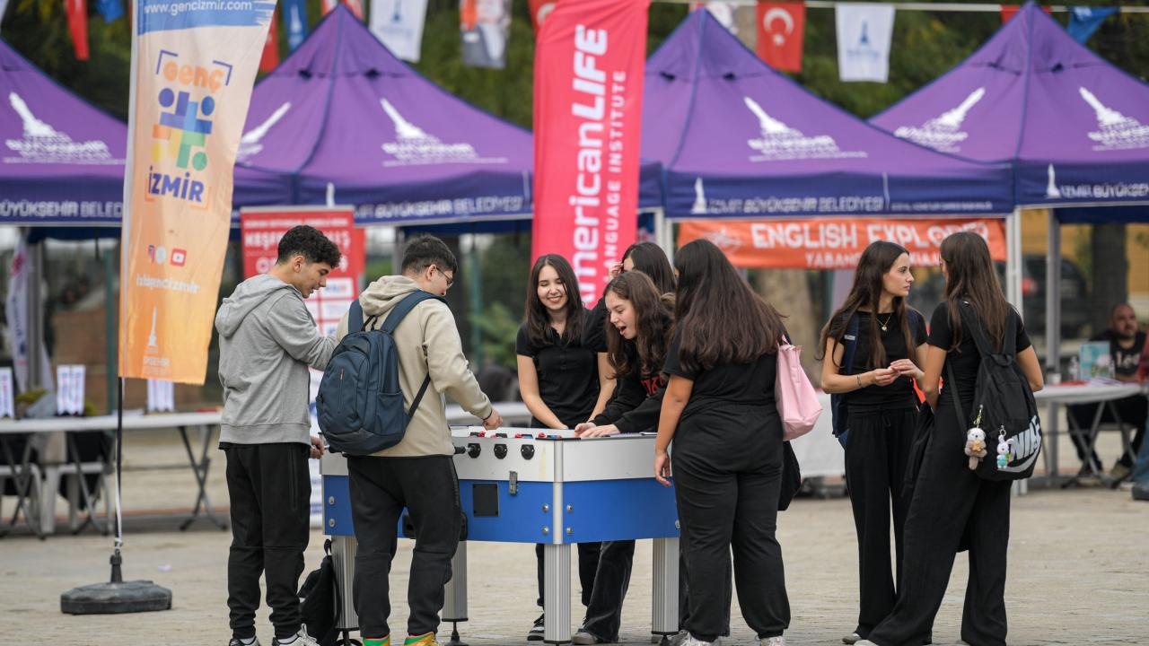 Üniversiteli gençler İzmir’e festivalle “merhaba” dedi